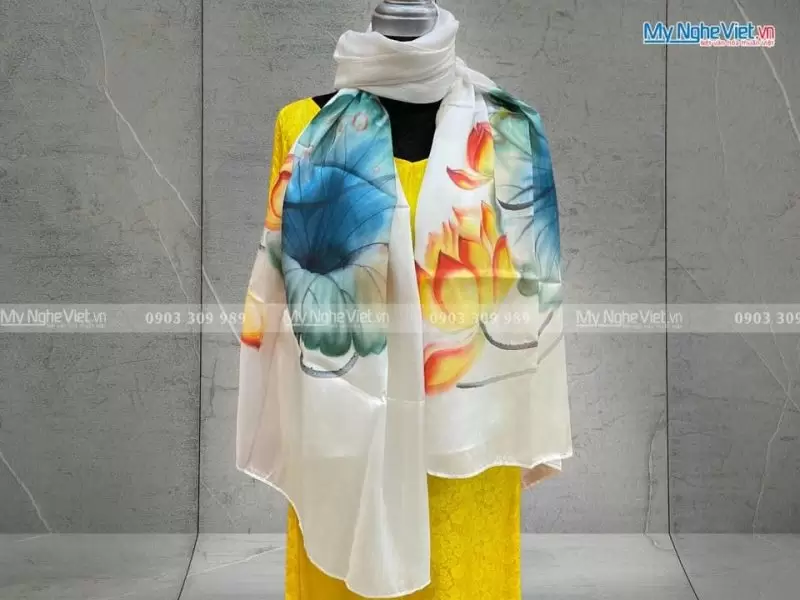 Khăn lụa vẽ sen đẹp