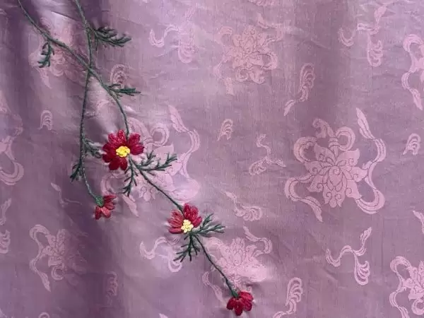 Khăn lụa sen tiên thêu hoa
