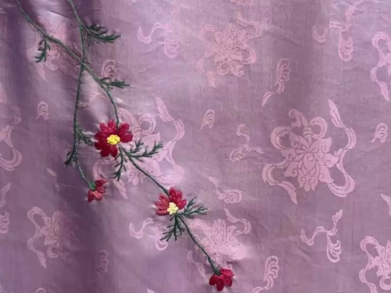 Khăn lụa sen tiên thêu hoa