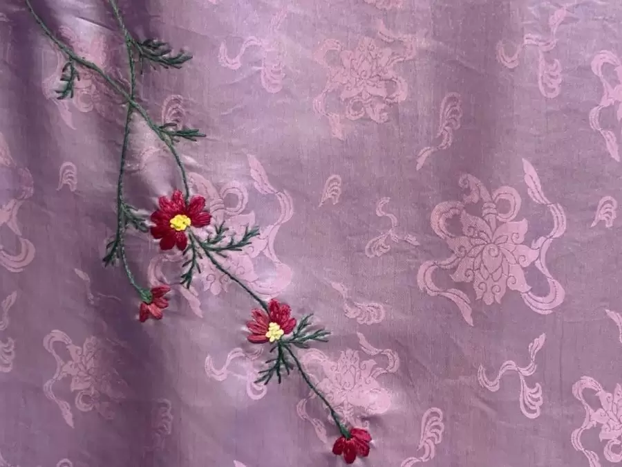 Khăn lụa sen tiên thêu hoa