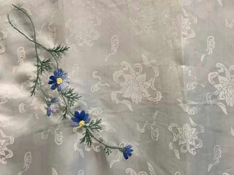Khăn lụa sen tiên thêu hoa