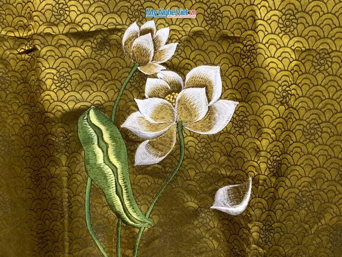 Khăn lụa Vạn Phúc thêu hoa