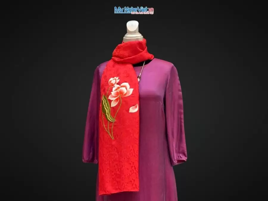 khăn lụa Hà Đông thêu sen