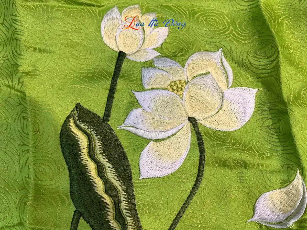 Khăn lụa Hà Đông thêu hoa sen