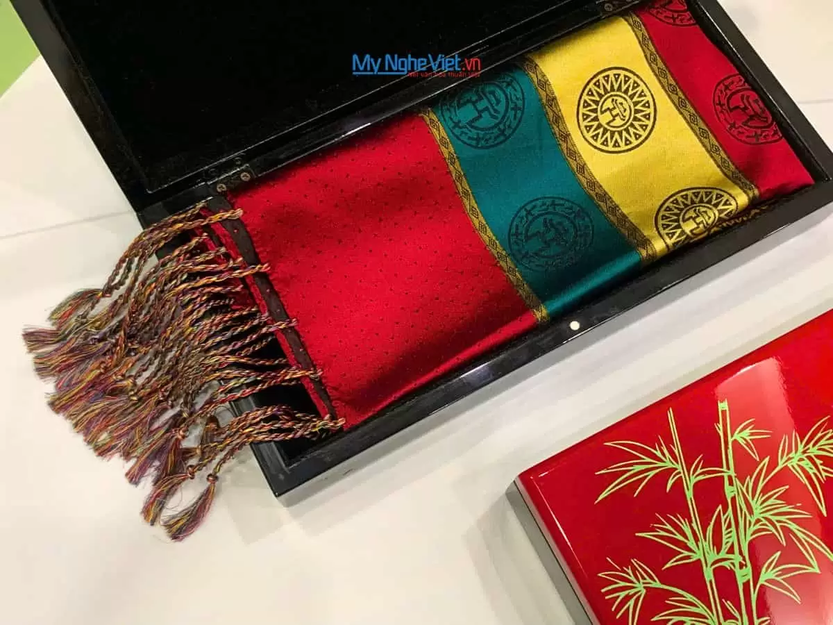 Combo Hộp sơn mài và khăn  lụa Hà Đông Combo Hộp sơn mài và khăn lụa Hà Đông