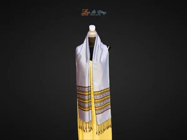 Khăn lụa Silk họa tiết thổ cẩm nền Xám