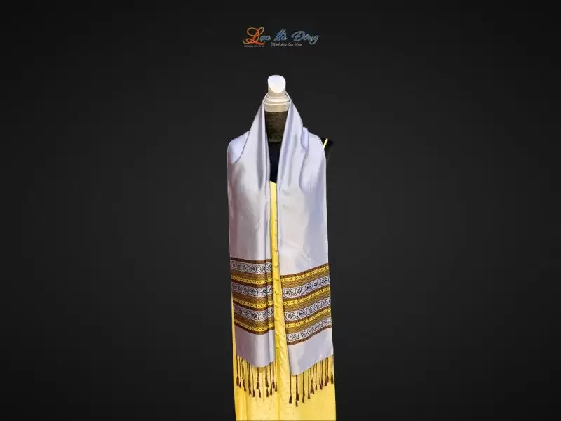 Khăn lụa Silk họa tiết thổ cẩm nền Xám