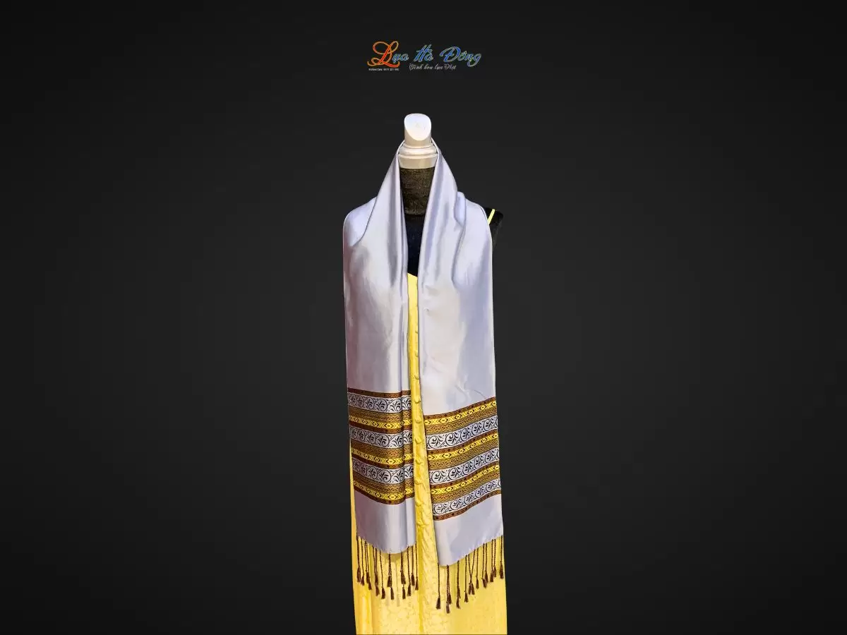 Khăn Lụa trống đồng Văn Miếu Quốc Tử Giám (16) Khăn lụa Silk họa tiết thổ cẩm nền Xám