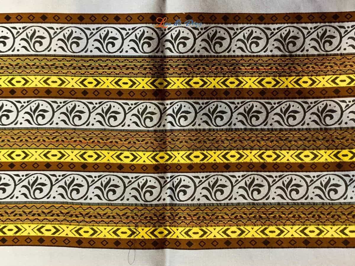 Khăn Lụa trống đồng Văn Miếu Quốc Tử Giám (18) Khăn lụa Silk họa tiết thổ cẩm nền Xám