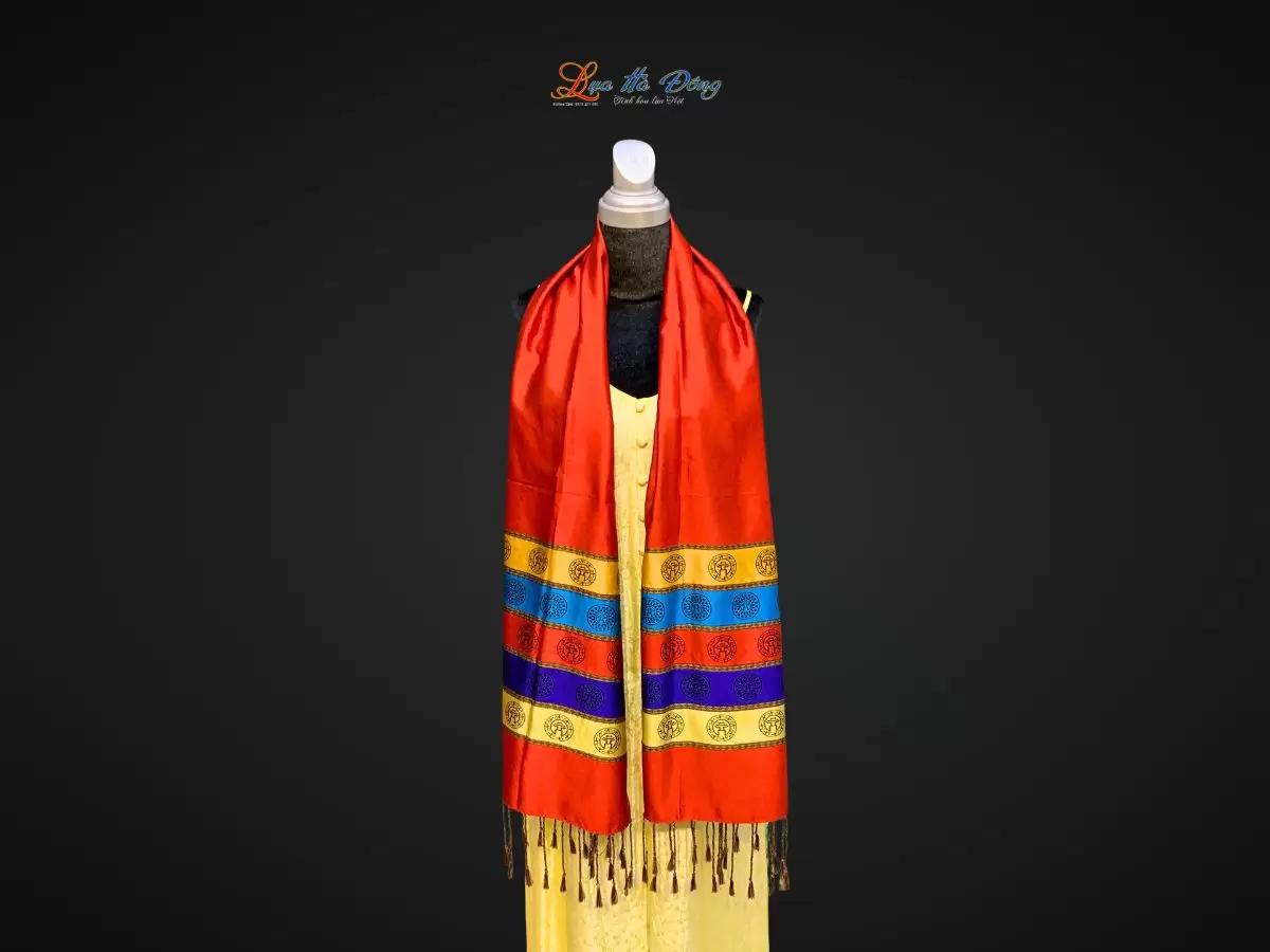 Khăn Lụa trống đồng Văn Miếu Quốc Tử Giám (22) Khăn Lụa trống đồng Văn Miếu Quốc Tử Giám nền đỏ cam