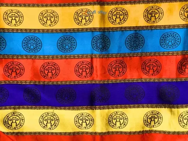 Khăn Lụa trống đồng Văn Miếu Quốc Tử Giám nền đỏ cam