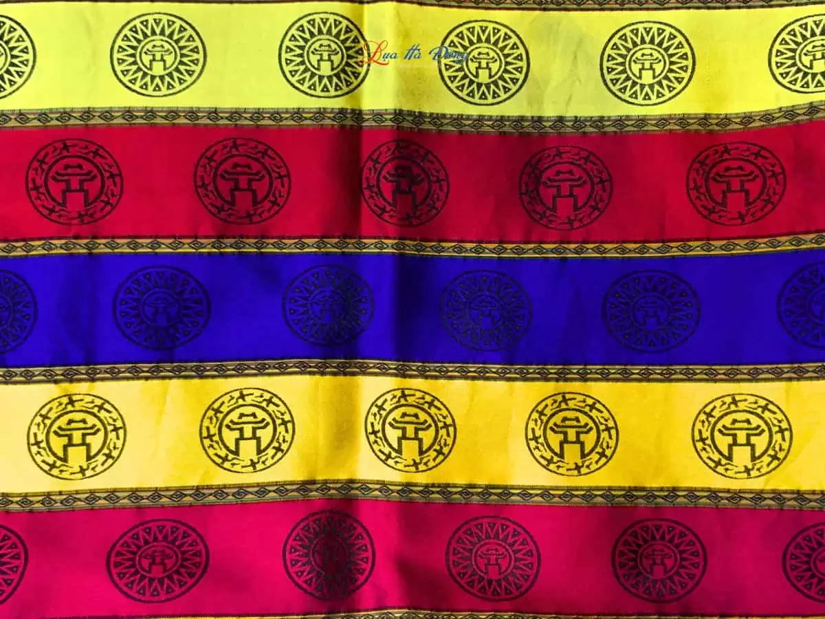 Khăn Lụa trống đồng Văn Miếu Quốc Tử Giám (27) Khăn Lụa Cổng Làng Hà Đông