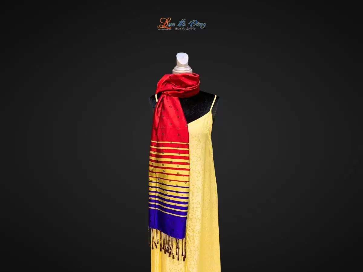 Khăn Lụa trống đồng Văn Miếu Quốc Tử Giám (7) Khăn Lá Dâu Đỏ MNV-KLLS05-6