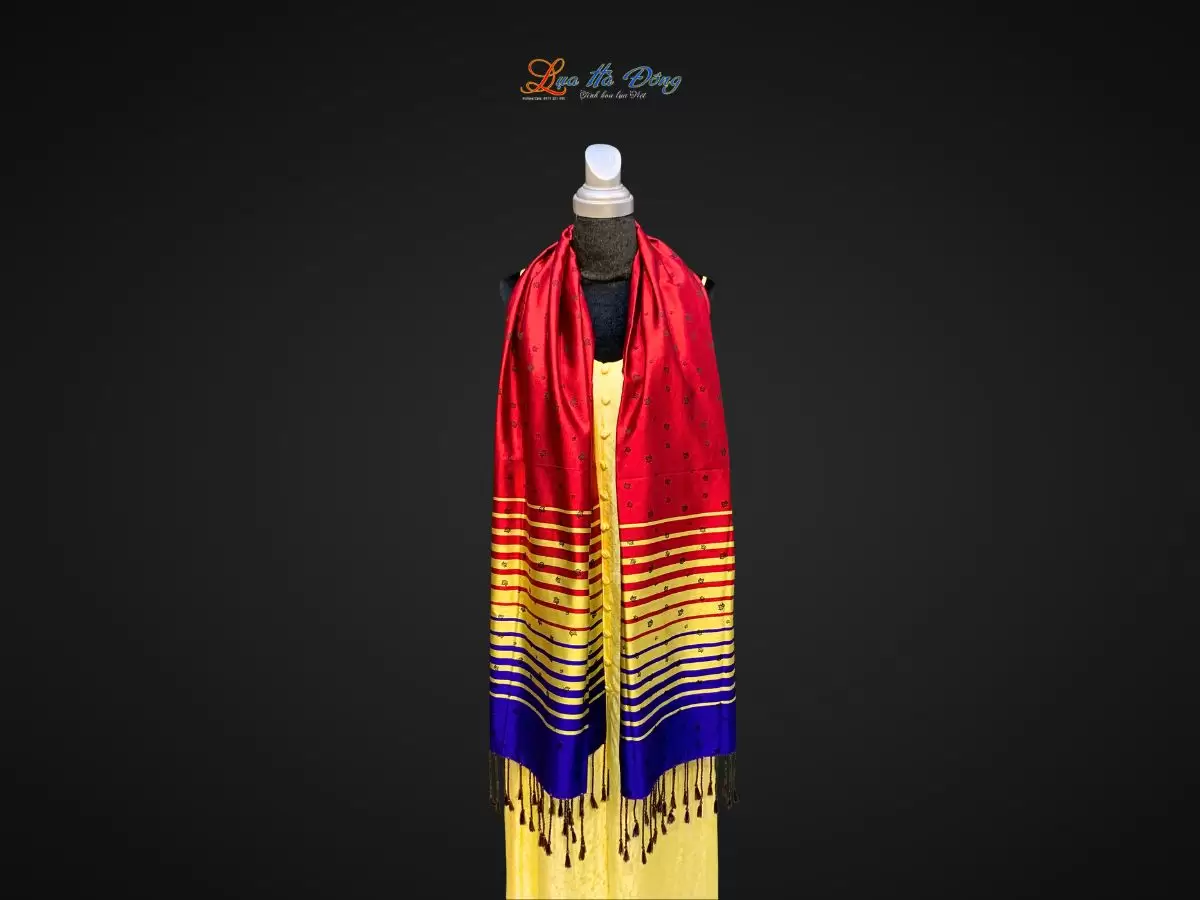 Khăn Lụa trống đồng Văn Miếu Quốc Tử Giám (8) Khăn Lá Dâu Đỏ MNV-KLLS05-6