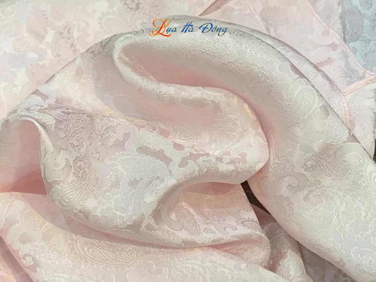 Khăn lụa dài họa tiết đuôi cong hồng phấn Khăn lụa dài họa tiết đuôi cong hồng phấn