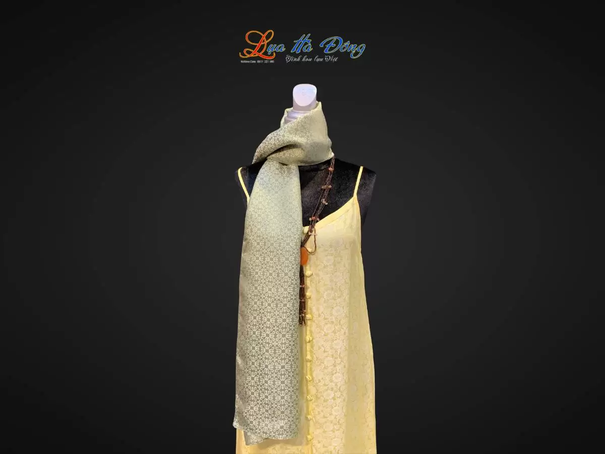 Khăn lụa dài họa tiết hoa thị xanh rêu Khăn lụa dài họa tiết hoa thị xanh rêu