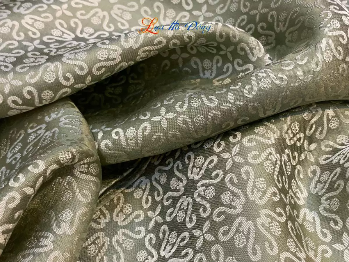 Khăn lụa dài họa tiết hoa thị xanh rêu Khăn lụa dài họa tiết hoa thị xanh rêu