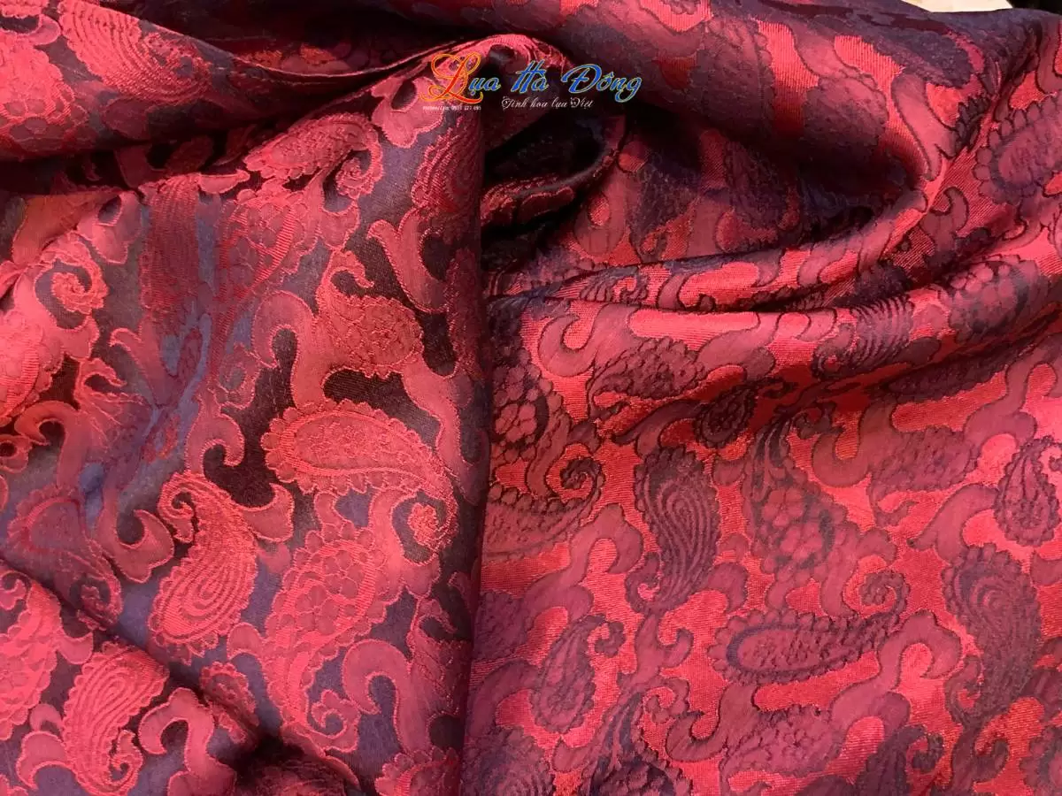 Khăn lụa dài họa tiết đuôi công đỏ Khăn lụa dài họa tiết đuôi công đỏ