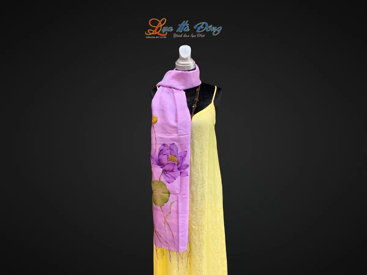 Khăn lụa tơ tằm vẽ tay hoa sen tua rua 100% silk (3) Khăn lụa tơ tằm vẽ tay hoa sen tua rua 100% silk