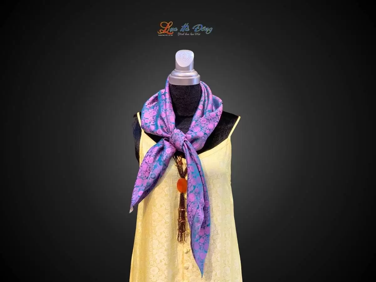 Khăn lụa vuông họa tiết hồng thọ tím xanh Khăn lụa vuông họa tiết hồng thọ tím xanh