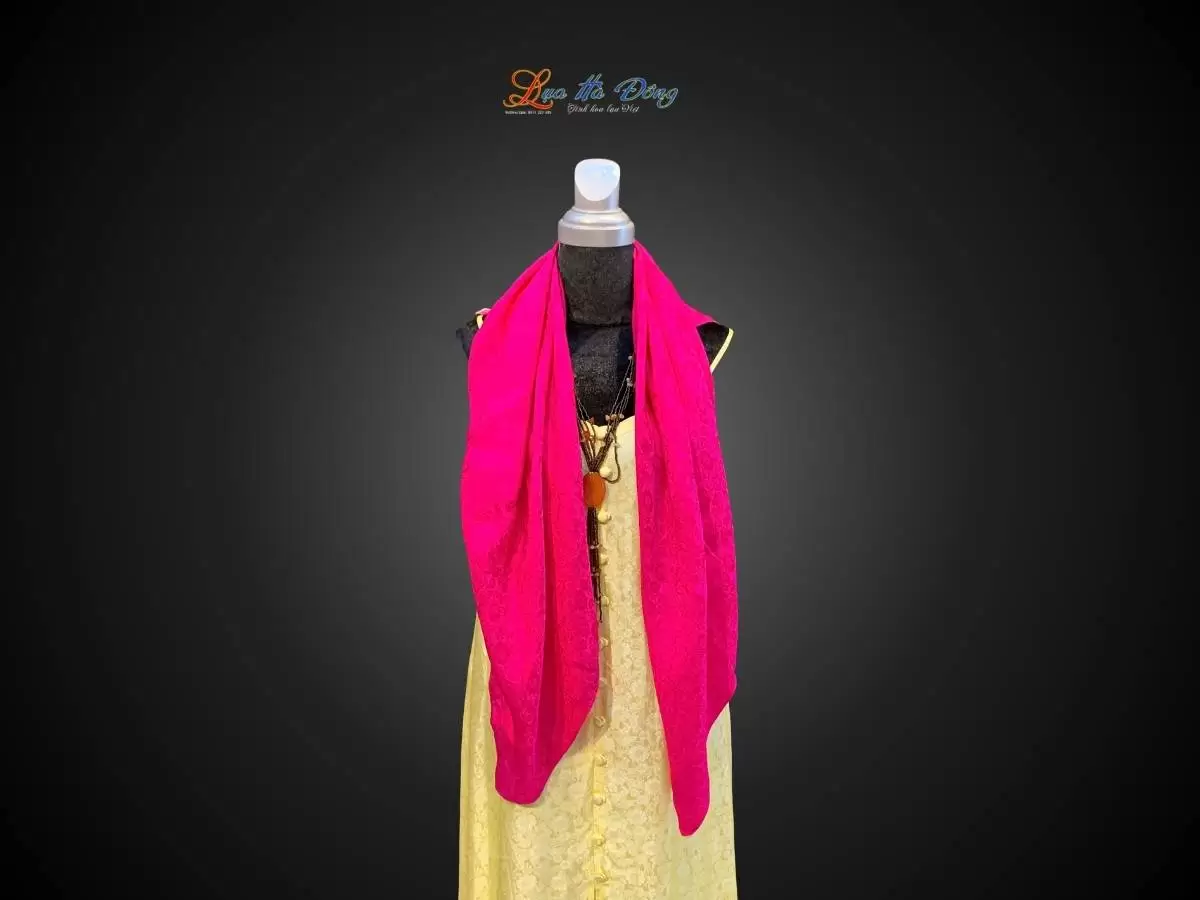 Khăn lụa vuông họa cúc hồng Khăn lụa vuông họa cúc hồng