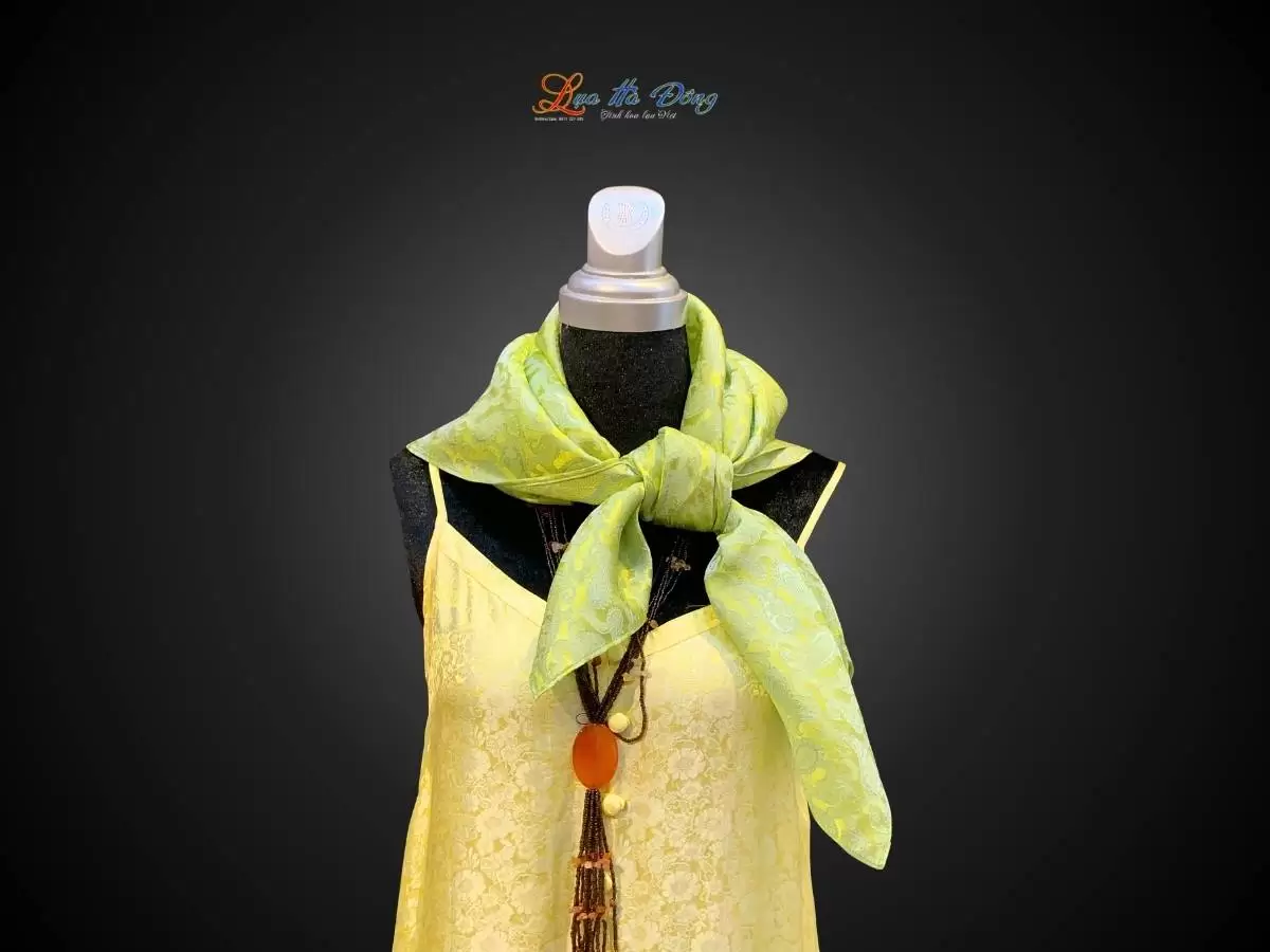 Khăn lụa vuông họa tiết đuôi cong xanh lá