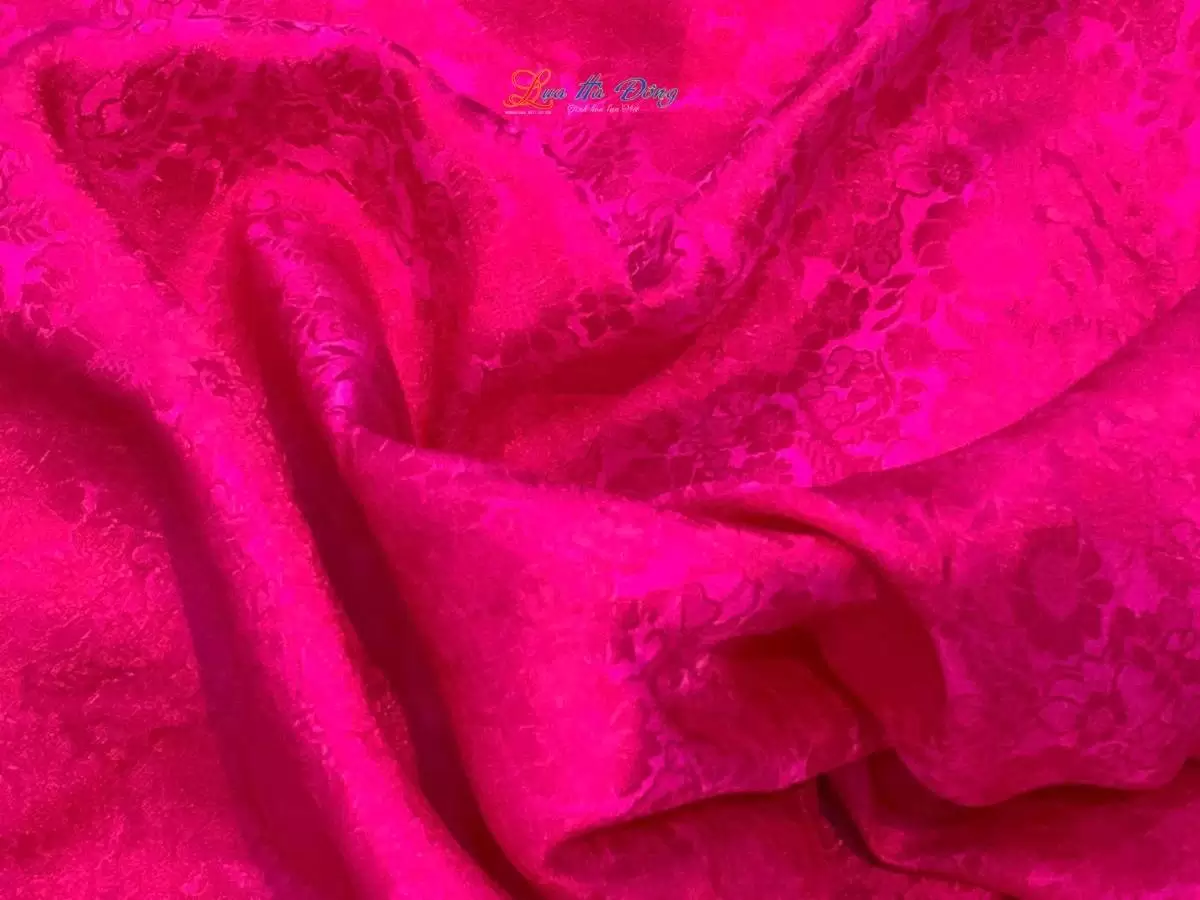 Khăn lụa vuông họa cúc hồng Khăn lụa vuông họa cúc hồng