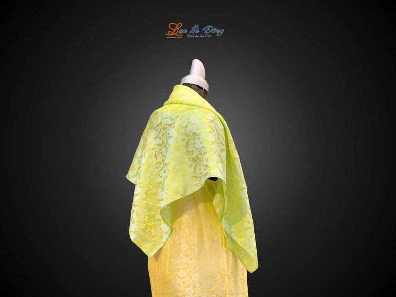 Khăn lụa vuông họa tiết đuôi cong xanh lá