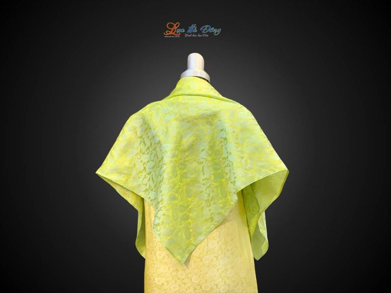 Khăn lụa vuông họa tiết đuôi cong xanh lá