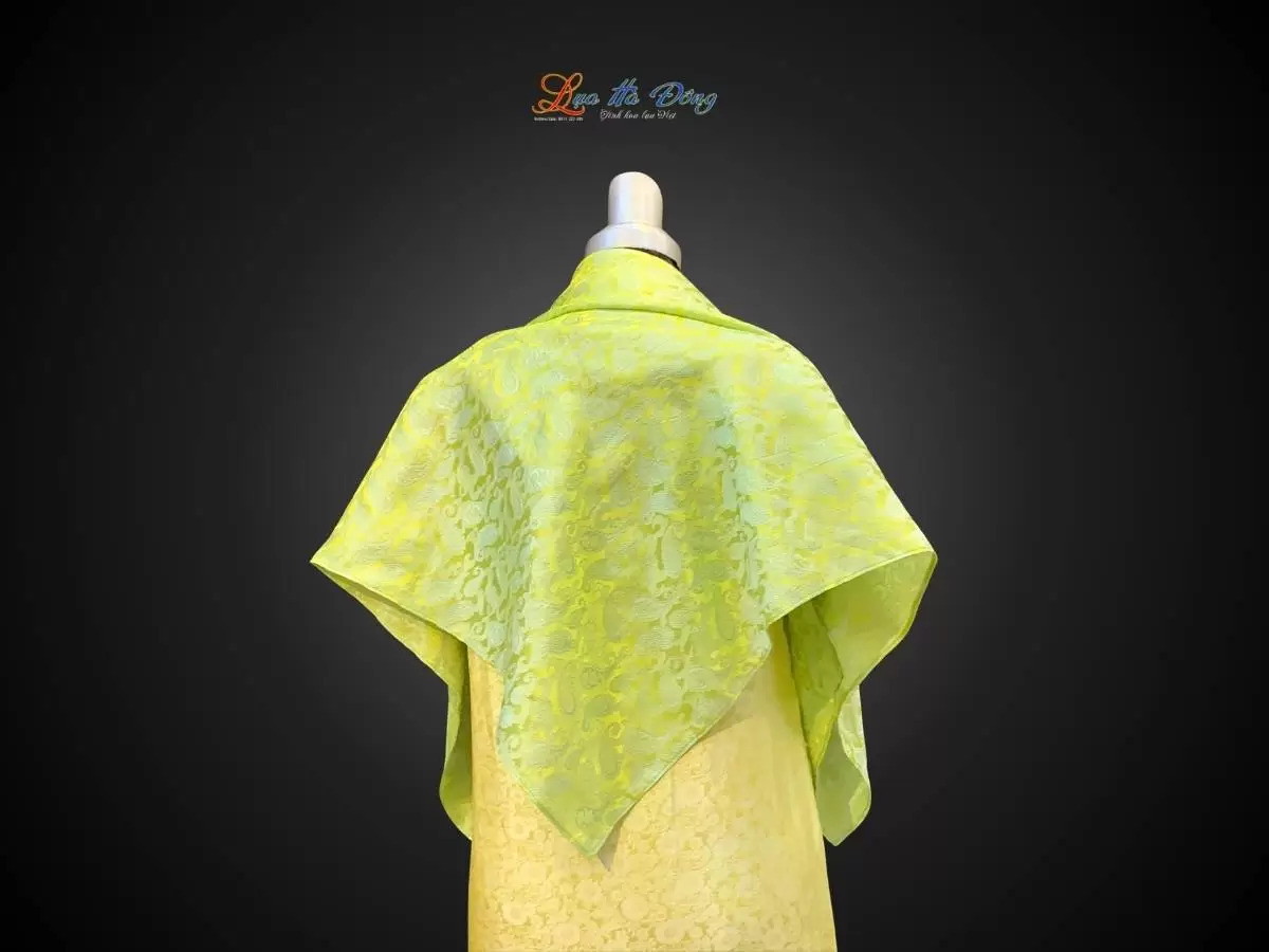 Khăn lụa vuông họa tiết đuôi cong xanh lá