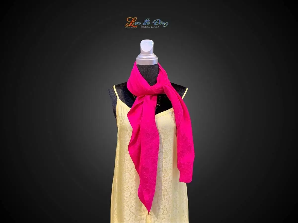 Khăn lụa vuông họa cúc hồng Khăn lụa vuông họa cúc hồng