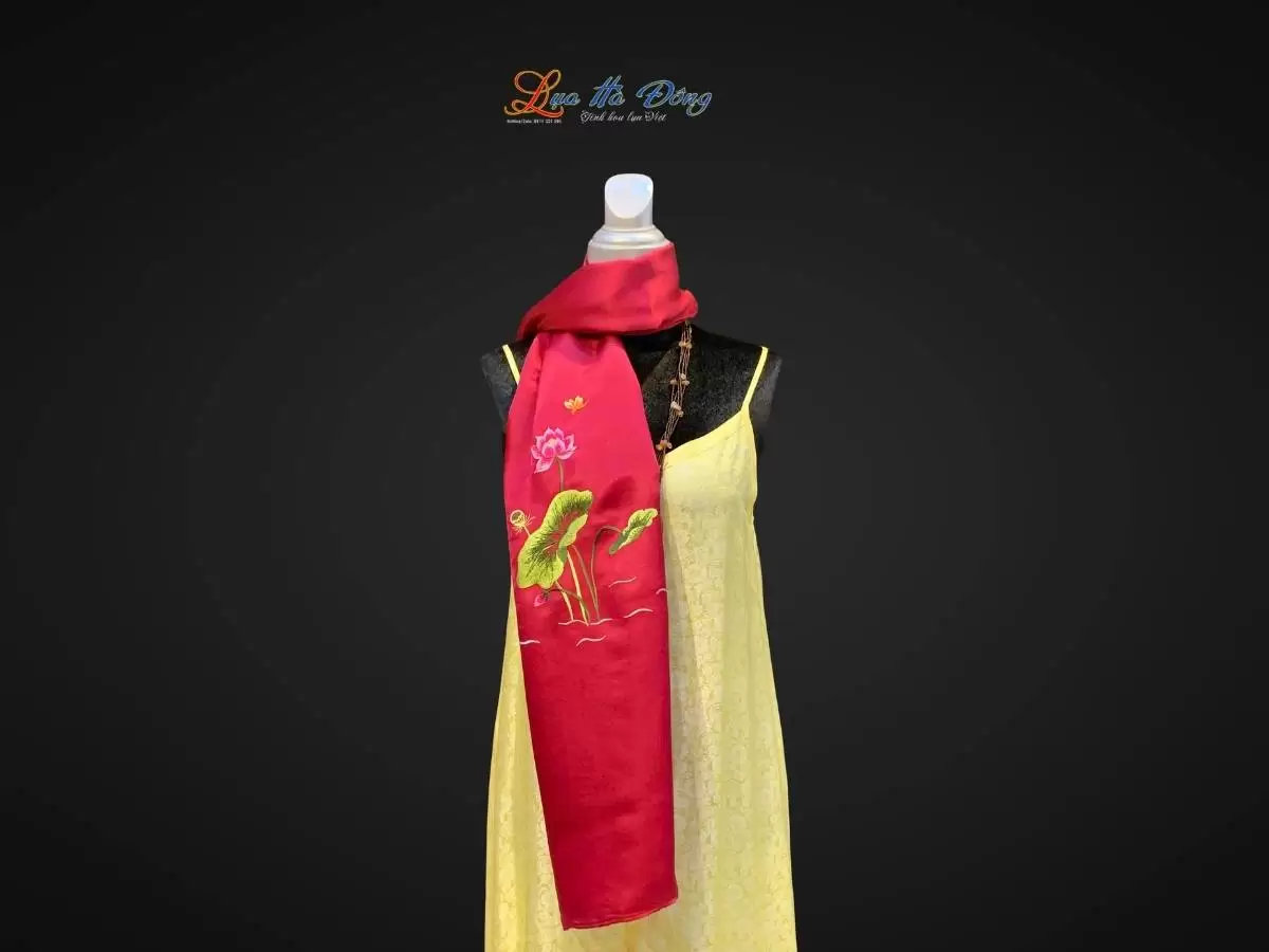 Khăn lụa trơn thêu sen đỏ mận Khăn lụa trơn thêu sen đỏ mận