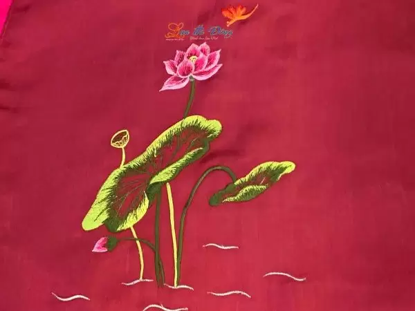 Khăn lụa trơn thêu sen đỏ mận