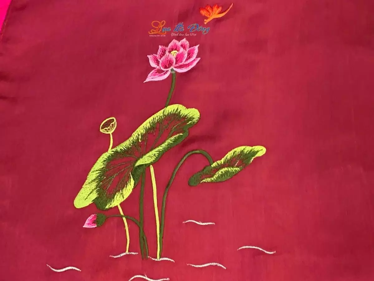Khăn lụa trơn thêu sen đỏ mận Khăn lụa trơn thêu sen đỏ mận