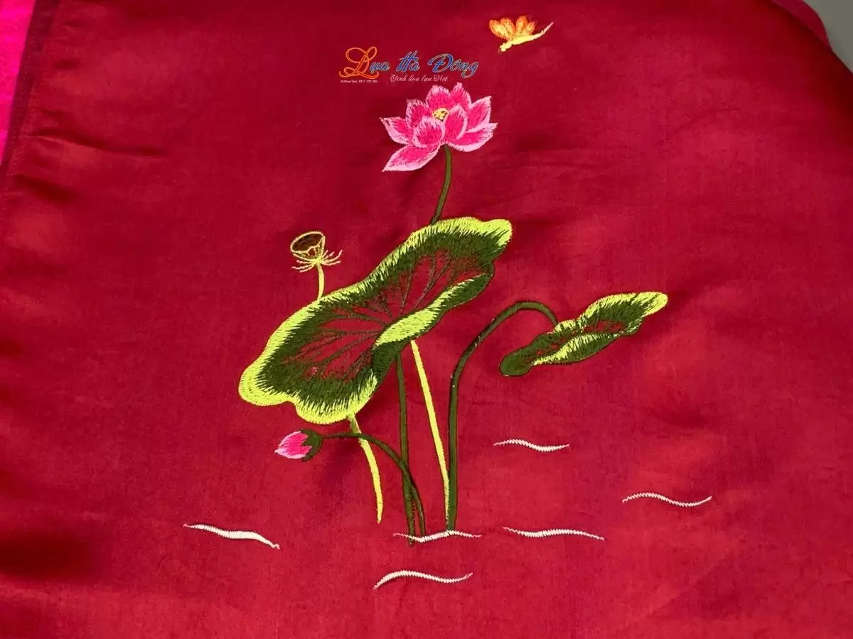 Khăn lụa trơn thêu sen đỏ mận Khăn lụa trơn thêu sen đỏ mận