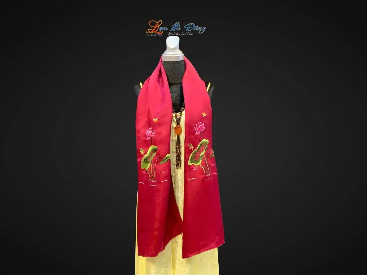 Khăn lụa trơn thêu sen đỏ mận Khăn lụa trơn thêu sen đỏ mận