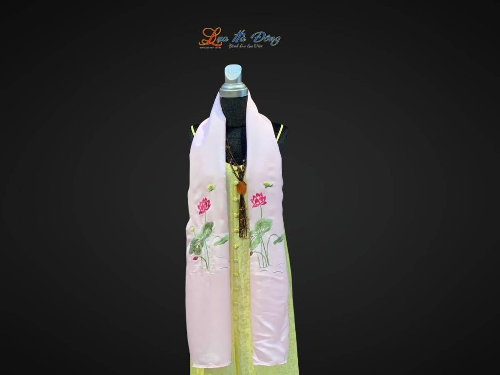 Khăn lụa trơn thêu sen hồng phấn