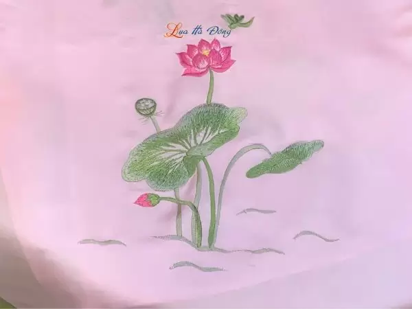 Khăn lụa trơn thêu sen hồng phấn