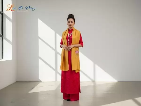 Khăn lụa thêu tay mai nhí vàng đồng