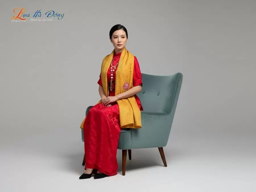 Khăn lụa thêu tay mai nhí vàng đồng