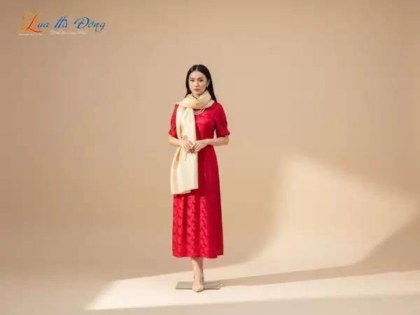 Khăn lụa thêu tay mai nhí vàng đồng nhạt