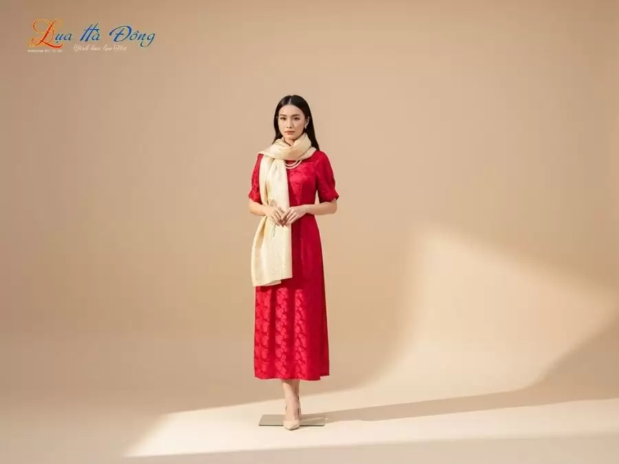 Khăn lụa thêu tay mai nhí vàng đồng nhạt