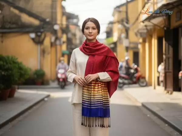 Khăn Lụa Tơ Tằm Họa Tiết Lá Dâu Đỏ