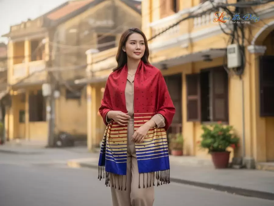 Khăn Lụa Tơ Tằm Họa Tiết Lá Dâu Đỏ