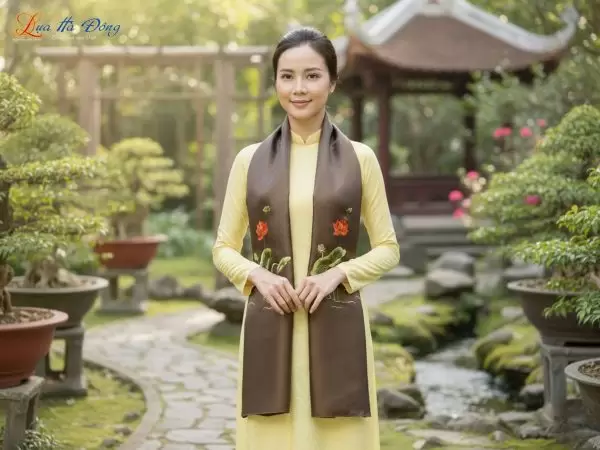 Khăn lụa trơn thêu sen màu vàng đen