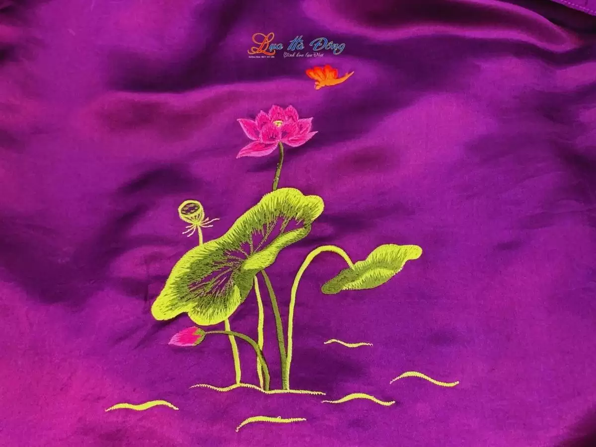 Khăn lụa trơn thêu sen tím cà Khăn lụa trơn thêu sen tím cà