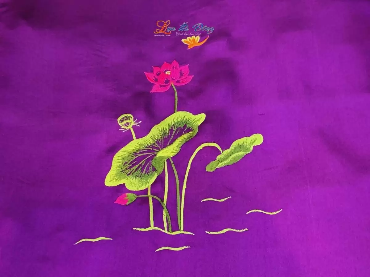 Khăn lụa trơn thêu sen tím cà Khăn lụa trơn thêu sen tím cà
