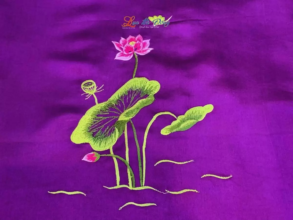 Khăn lụa trơn thêu sen tím cà Khăn lụa trơn thêu sen tím cà