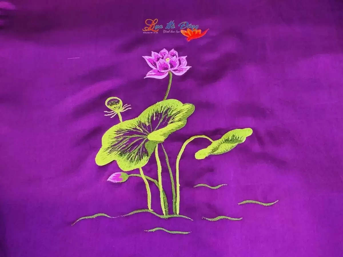 Khăn lụa trơn thêu sen tím cà Khăn lụa trơn thêu sen tím cà
