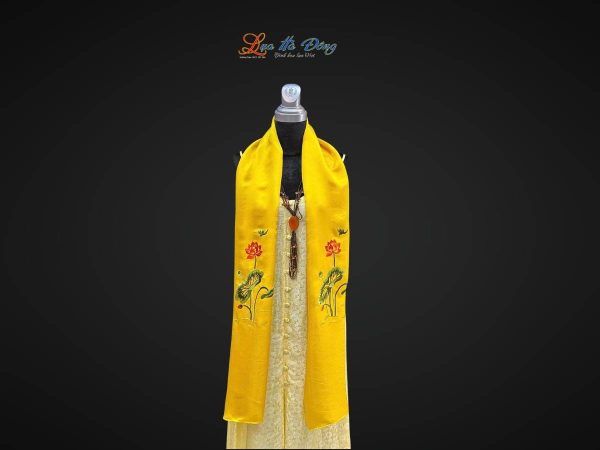 Khăn lụa trơn thêu sen vàng